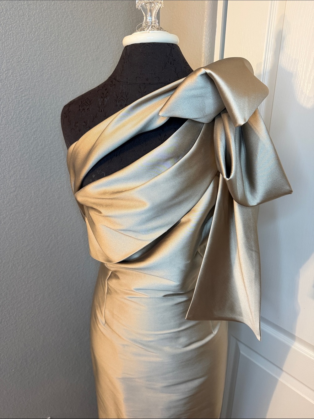 Sachin & Babi Bonnie Gown One-Shoulder Metallic Pewter Gown Bow Size 12 NEW - Picture 5 of 13